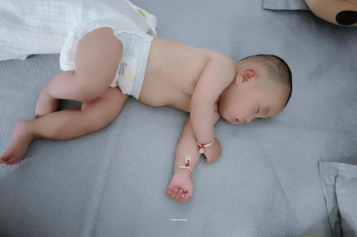 三个月宝宝抬头不稳